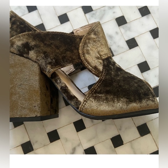 Cabi NWT Olive Green Velvet Block Heels SIZE 9 - Picture 8 of 14